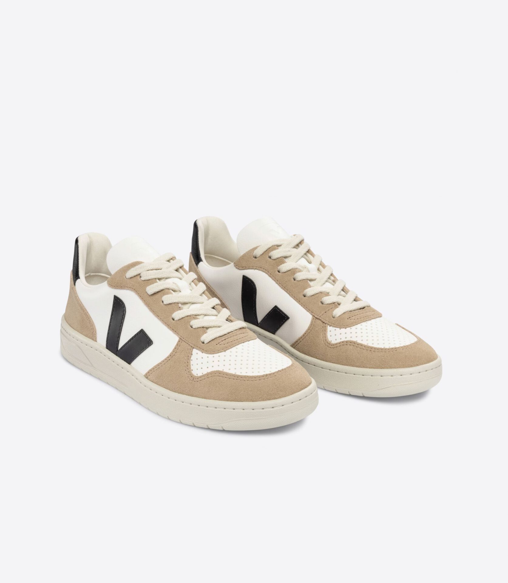 VEJA // V-10 CHROMEFREE LEATHER WHITE BLACK SAHARA
